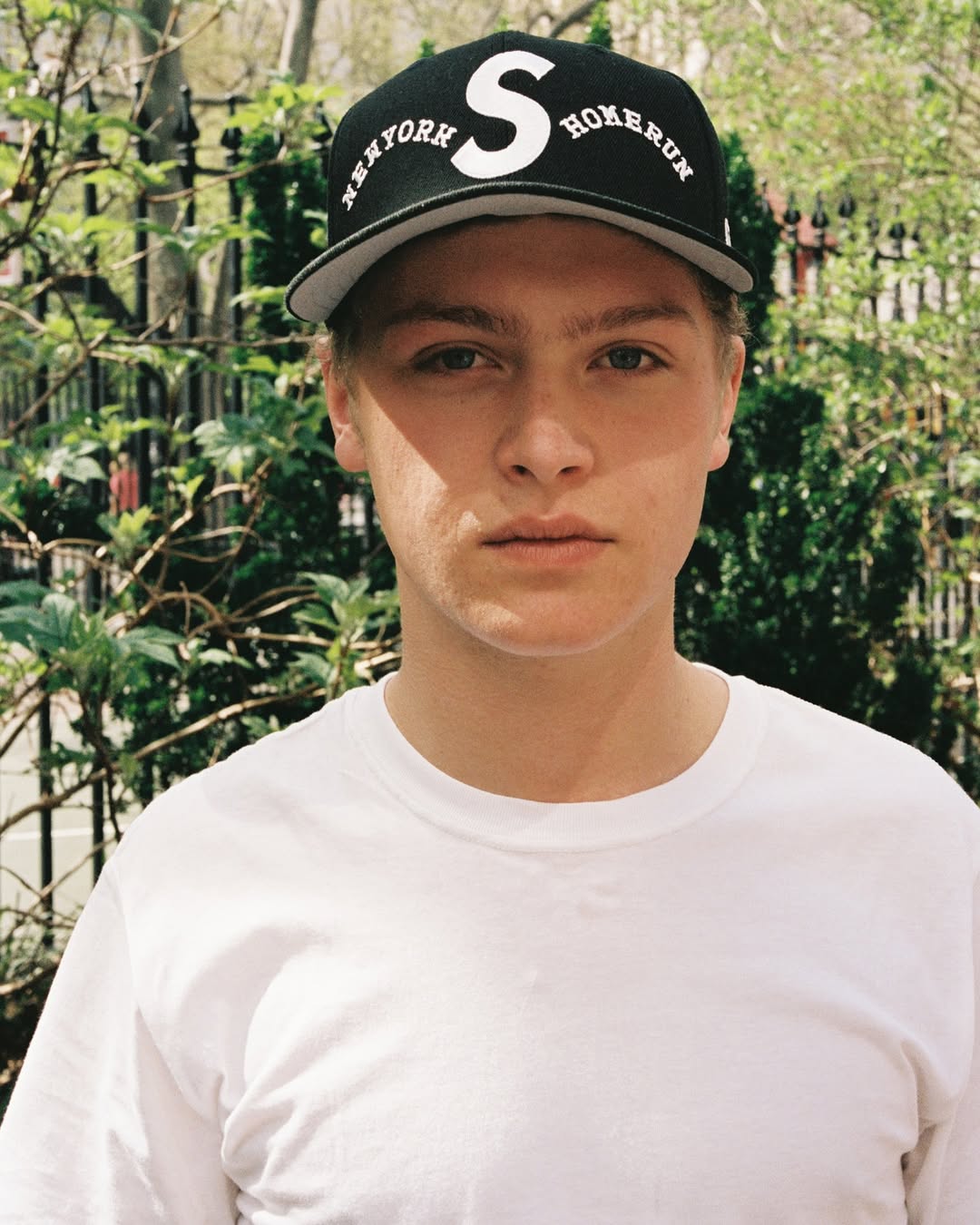 supreme y homerun conectan nueva york y tokio en su capsula para ss25 25gramos 6