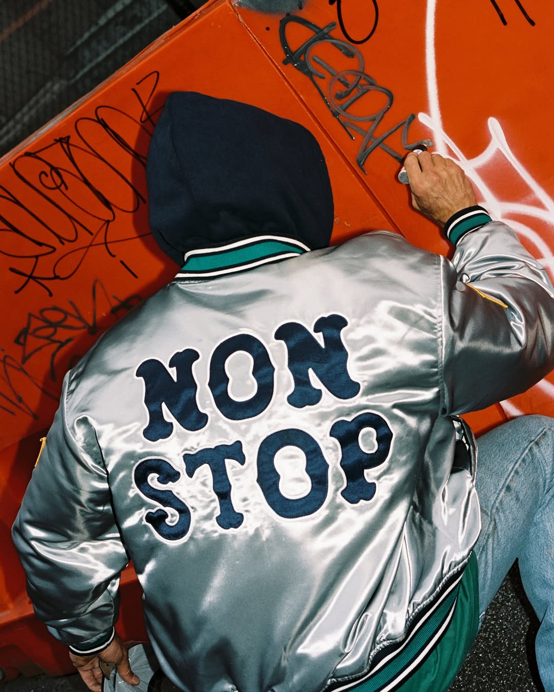 supreme y homerun conectan nueva york y tokio en su capsula para ss25 25gramos 7