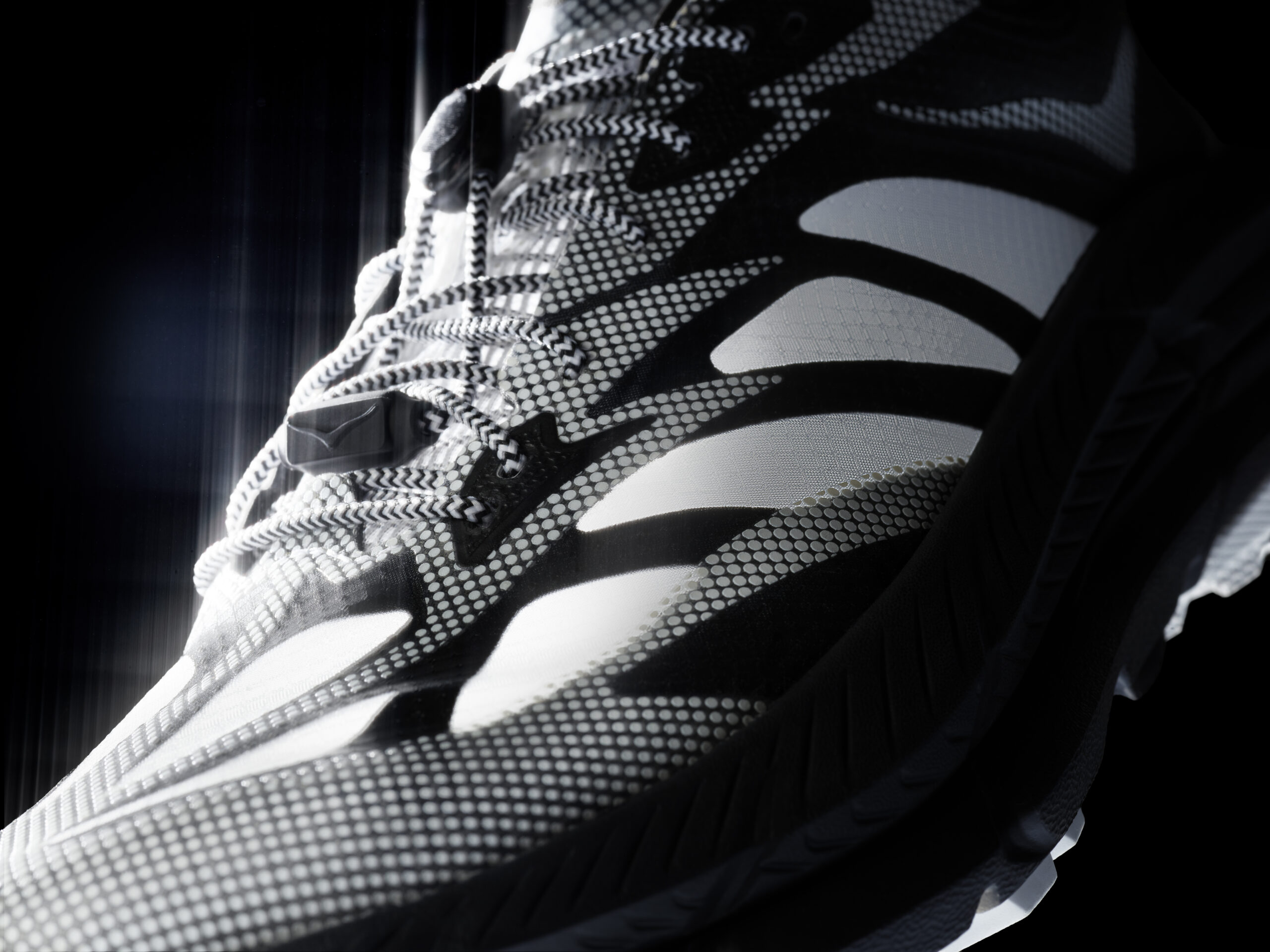HOKA F25 StealthTech MafateSpeed4LiteTS BWHT DTL 1125 scaled