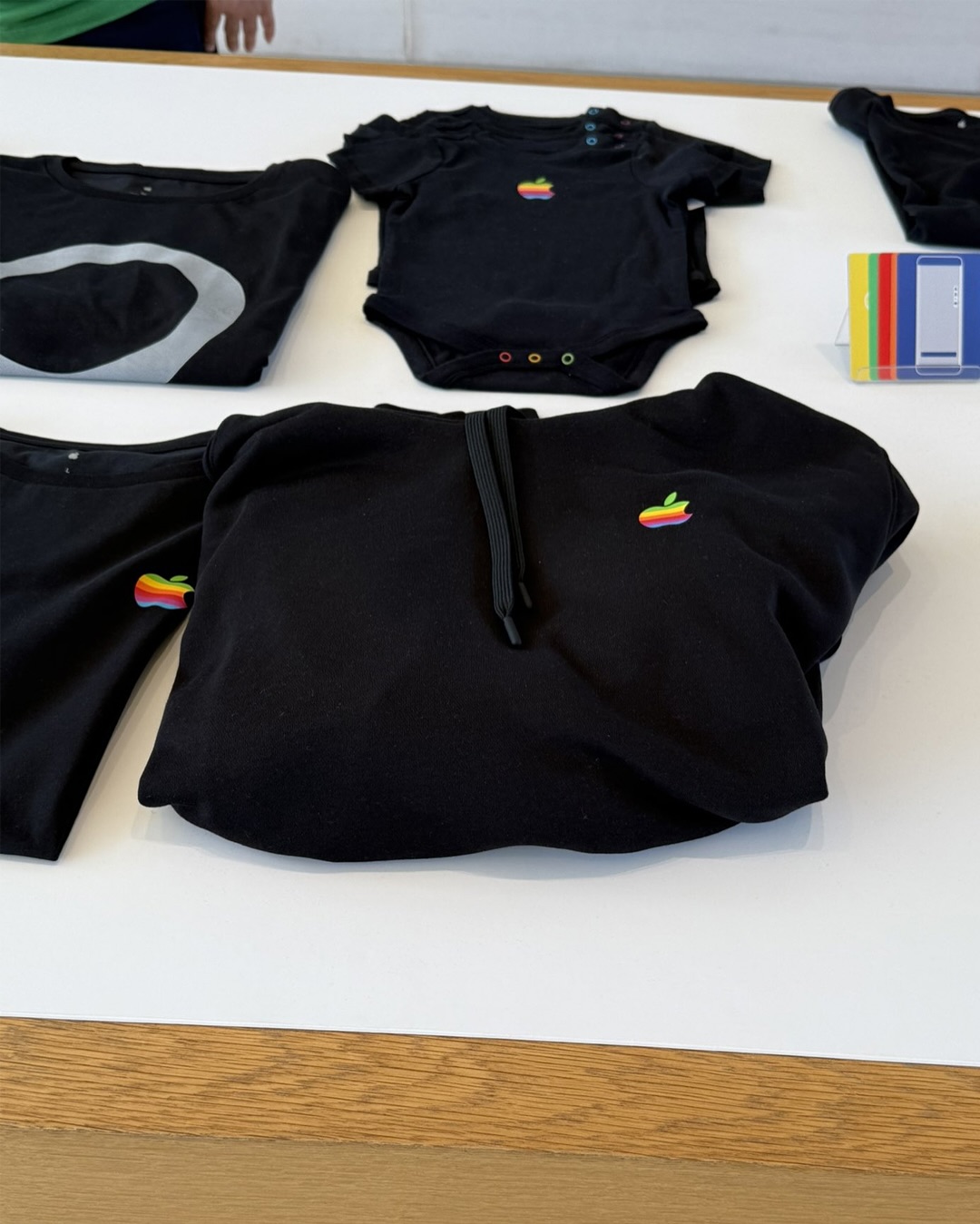apple trae de vuelta su clasico merchandising para este ano 25gramos 2