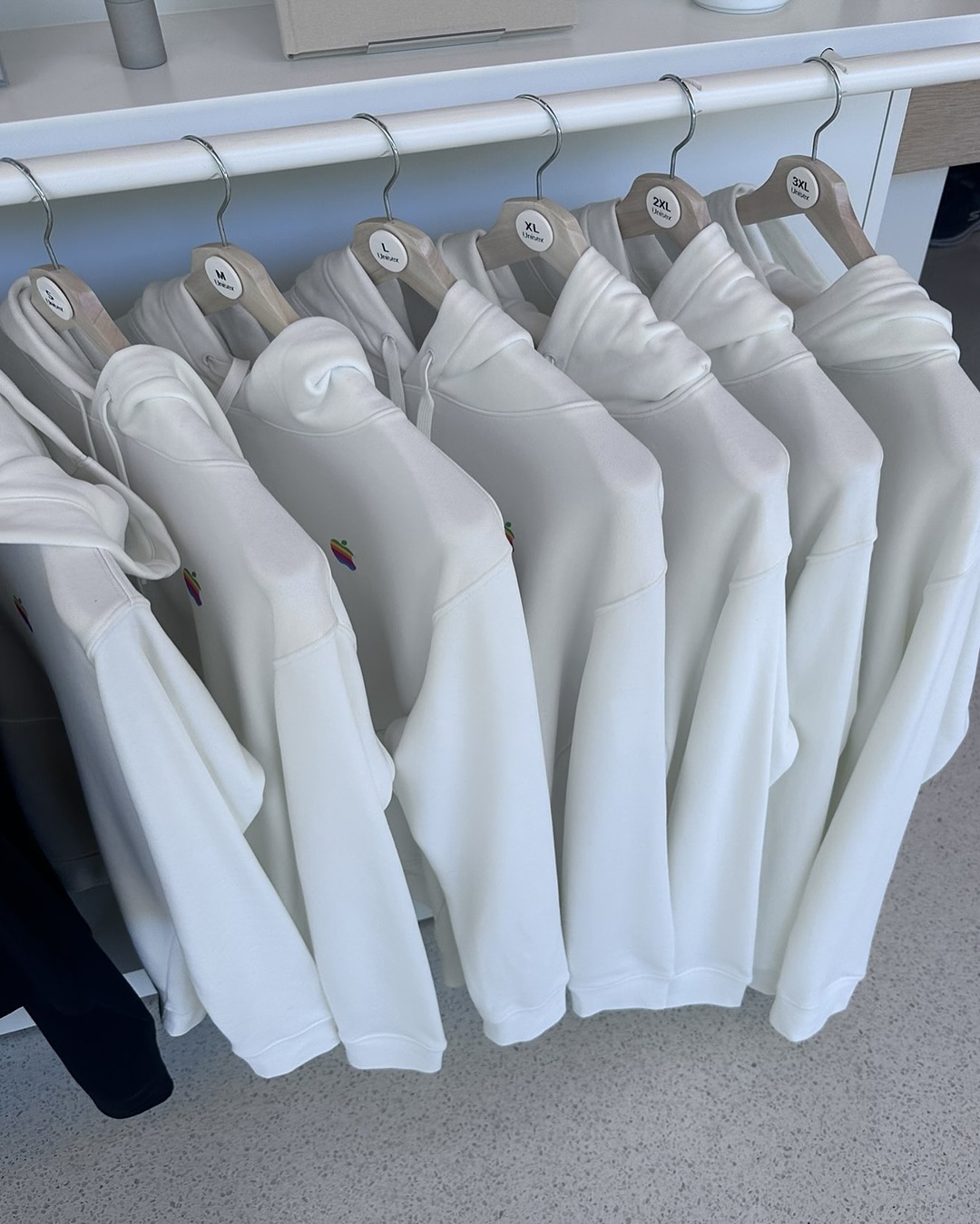 apple trae de vuelta su clasico merchandising para este ano 25gramos 3