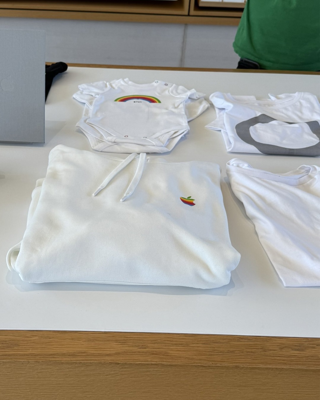 apple trae de vuelta su clasico merchandising para este ano 25gramos 4