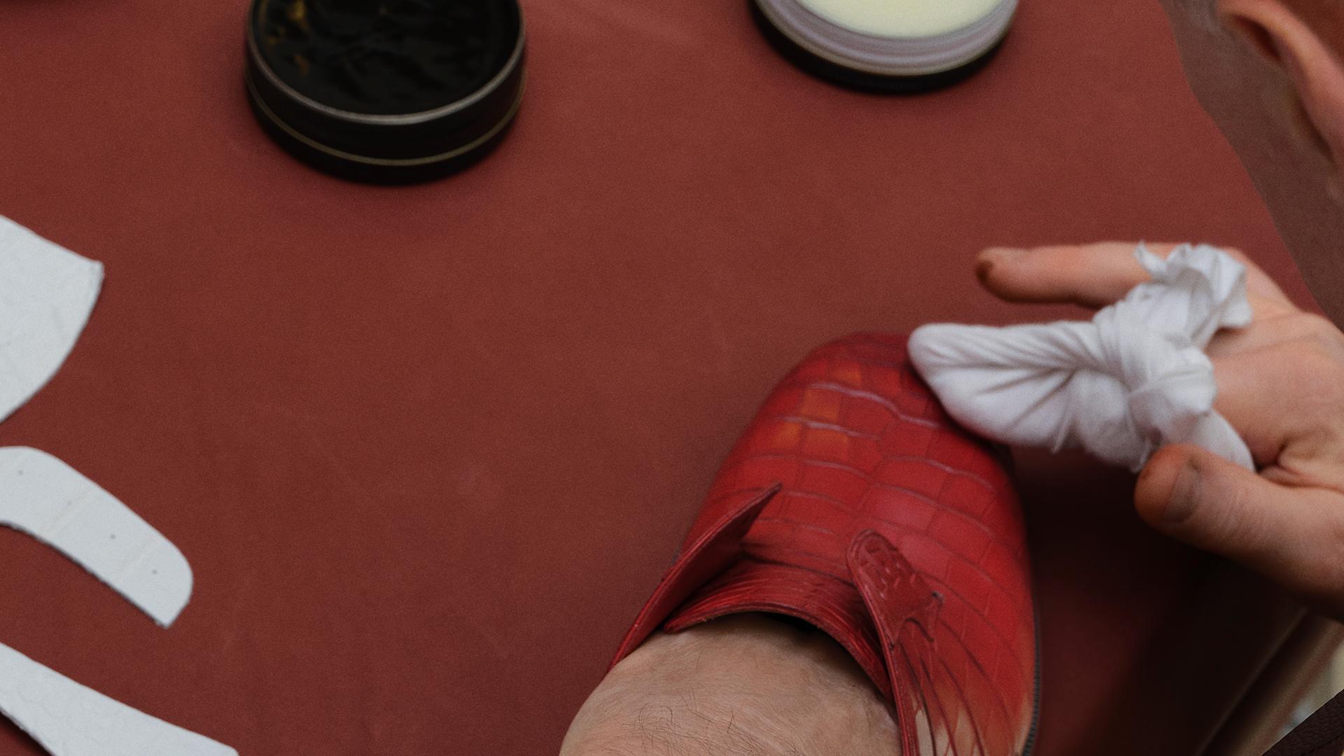 christian louboutin rinde tributo a la artesania en su ultima presentacion 25gramos 2