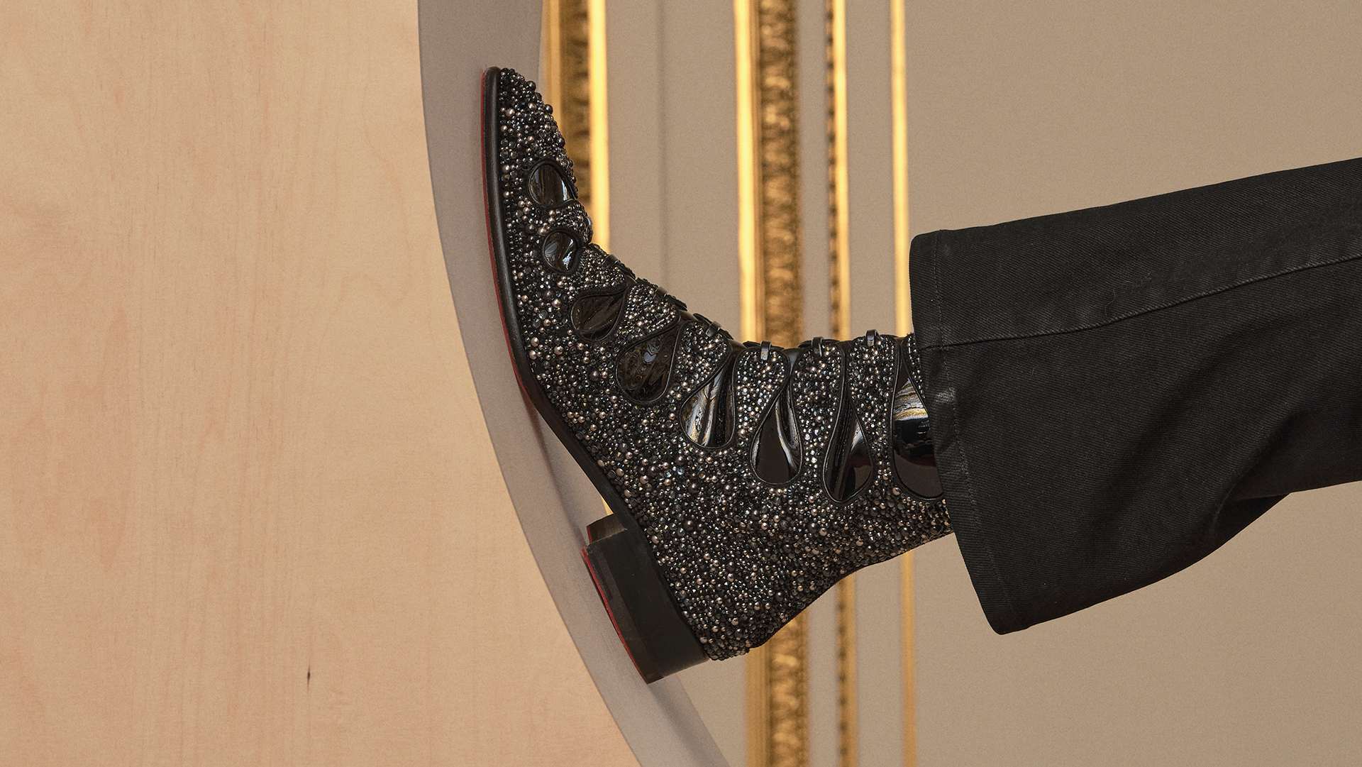 christian louboutin rinde tributo a la artesania en su ultima presentacion 25gramos 4