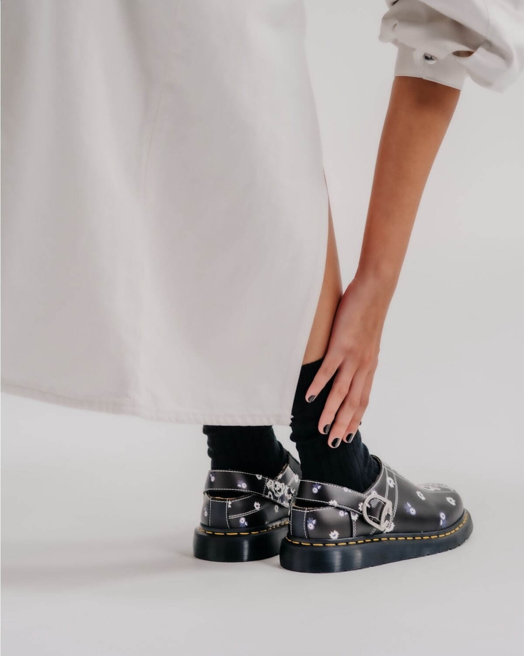 el estudio japones nomarythm textile reinterpreta dos de las siluetas de dr martens 25gramos 2