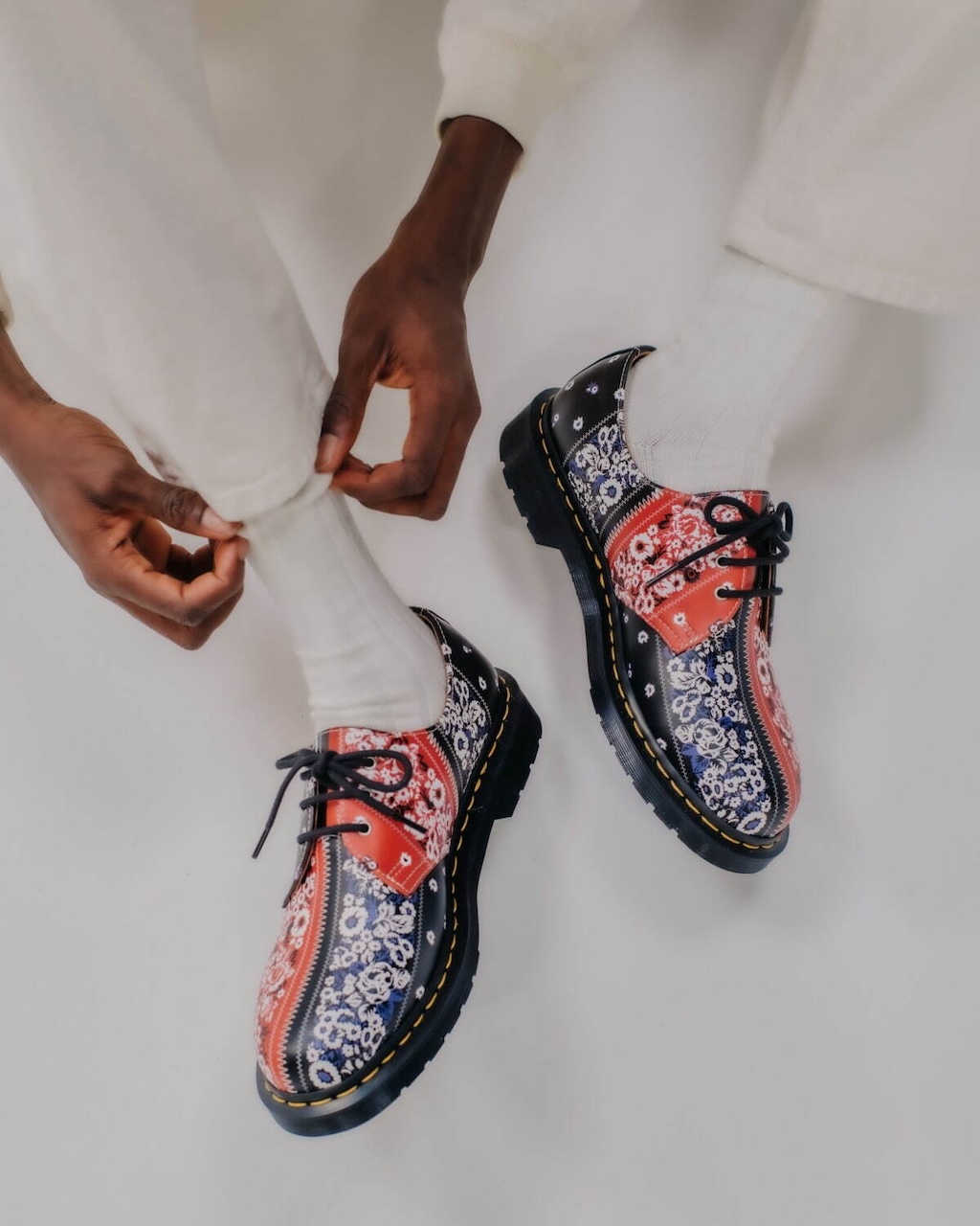 el estudio japones nomarythm textile reinterpreta dos de las siluetas de dr martens 25gramos 3
