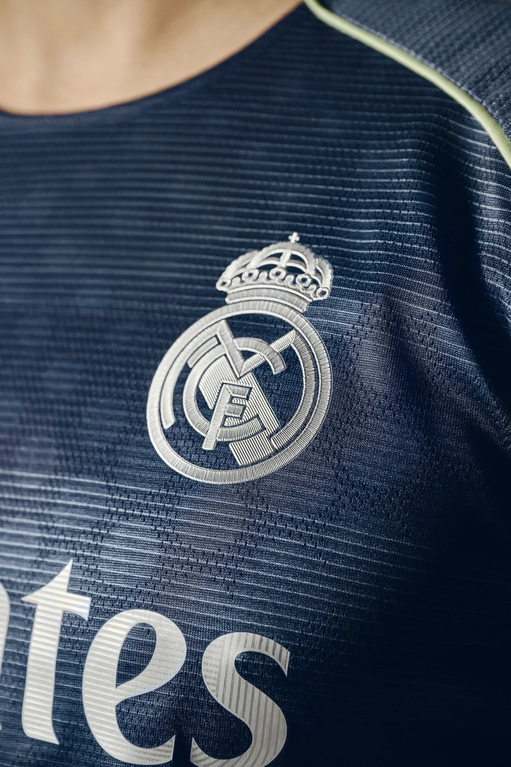 el nuevo bernabeu inspira la segunda equipacion del real madrid para la proxima campana 25gramos 5 scaled