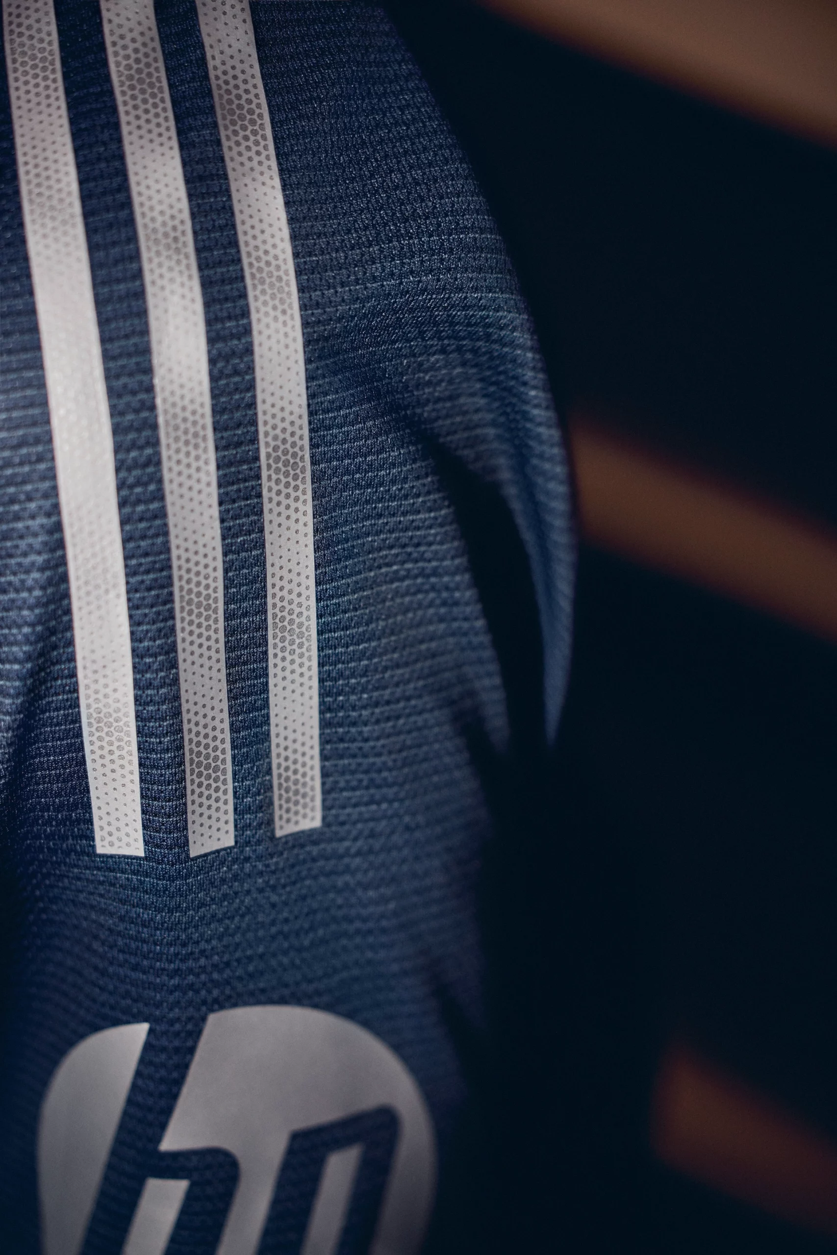 el nuevo bernabeu inspira la segunda equipacion del real madrid para la proxima campana 25gramos 6 scaled