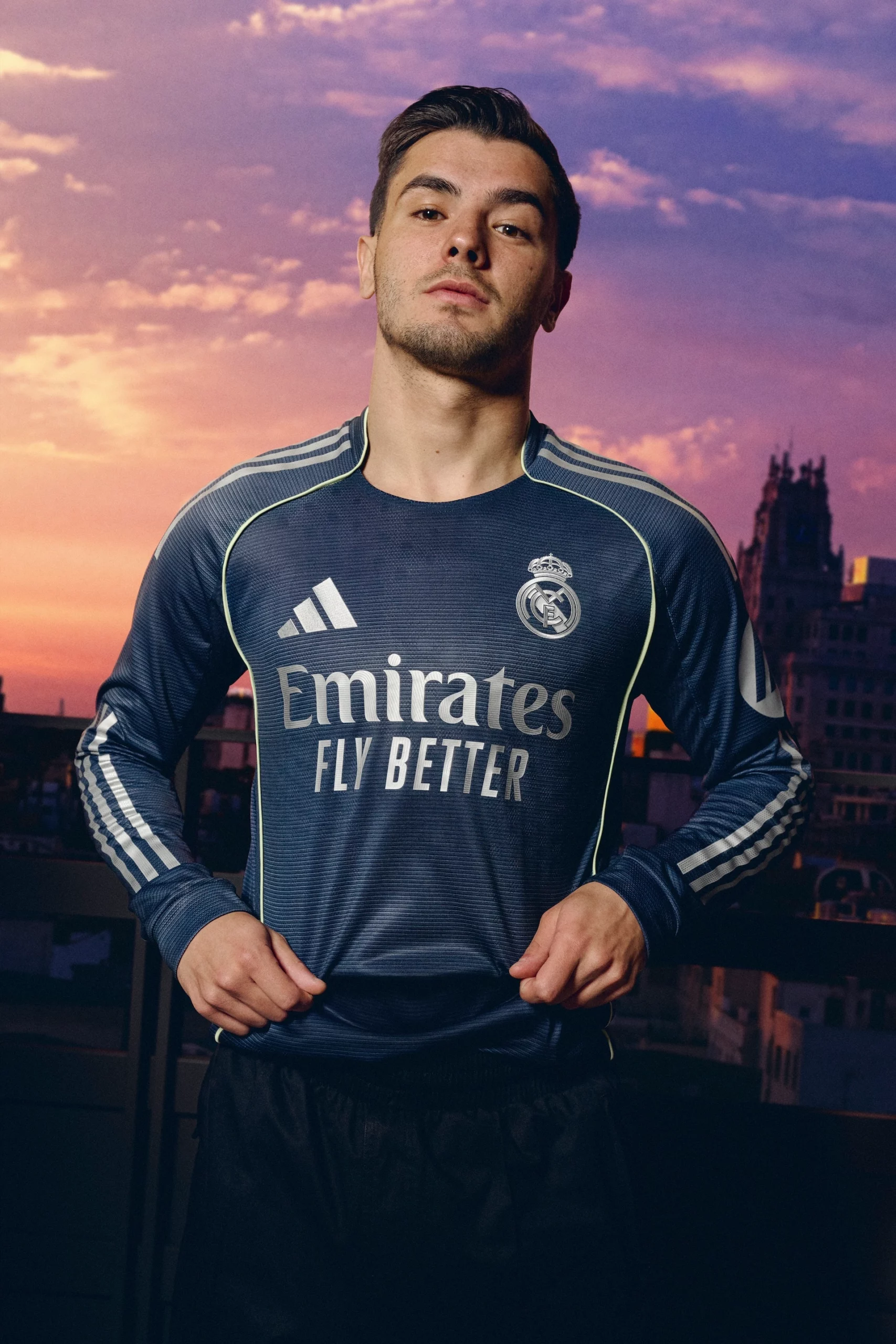 el nuevo bernabeu inspira la segunda equipacion del real madrid para la proxima campana 25gramos 7 scaled
