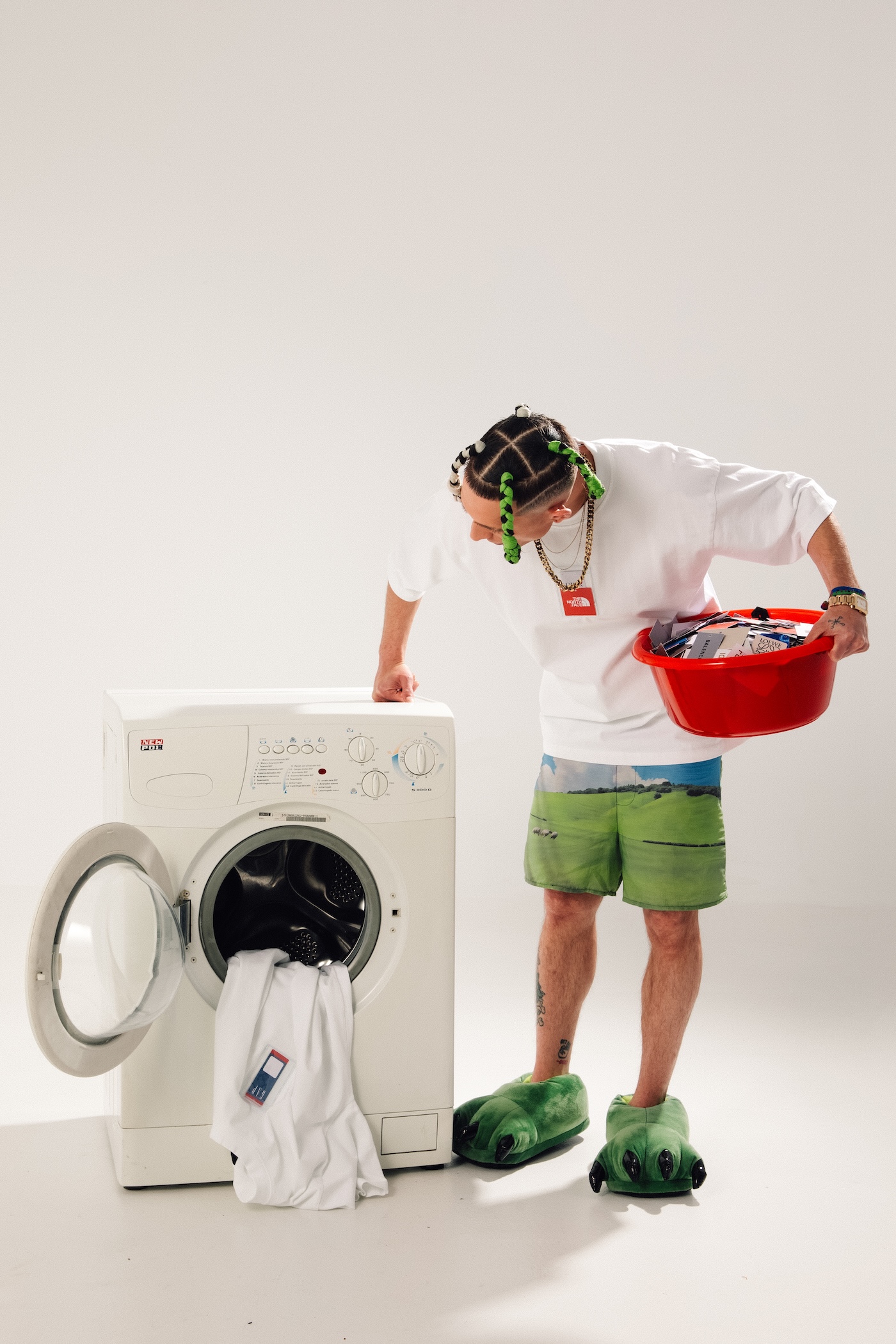 tag tee el nuevo proyecto de capitalism que cuestiona el culto al estatus 25gramos 3