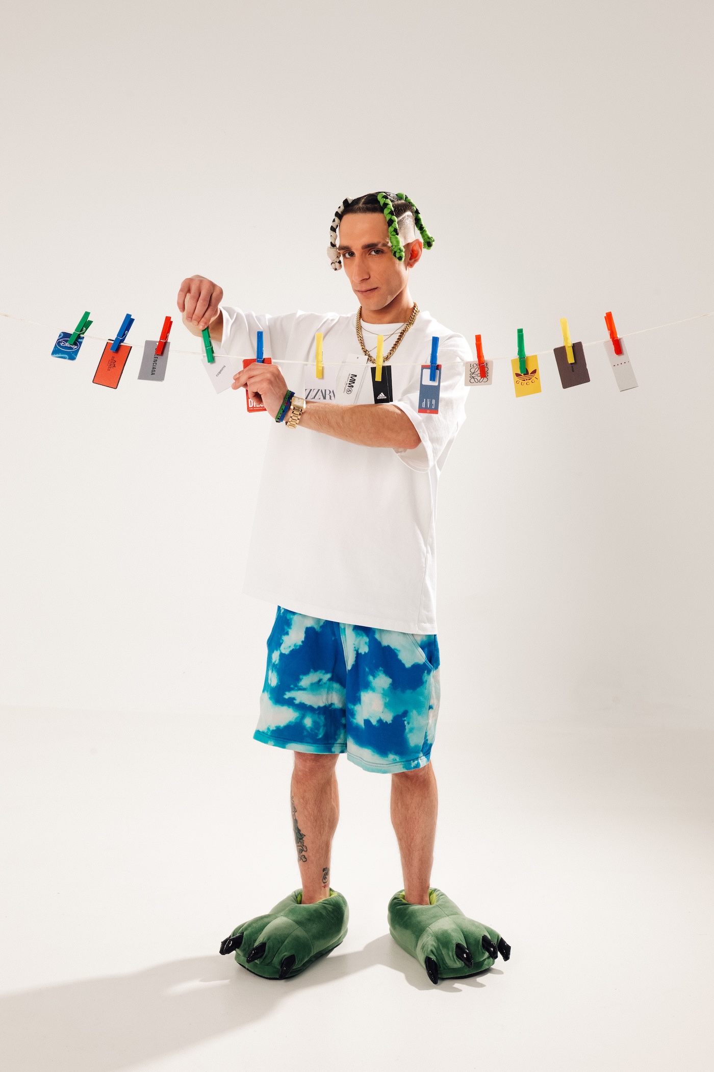 tag tee el nuevo proyecto de capitalism que cuestiona el culto al estatus 25gramos 4