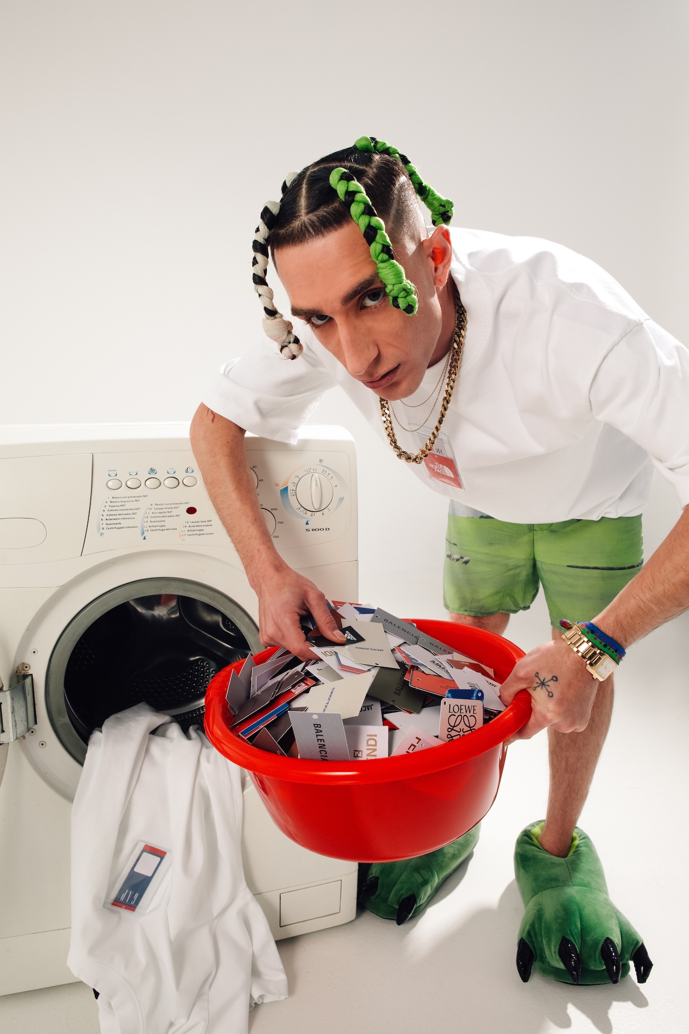 tag tee el nuevo proyecto de capitalism que cuestiona el culto al estatus 25gramos 9