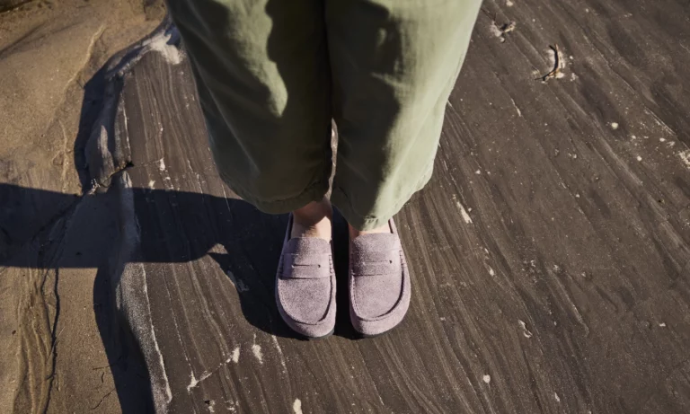 a medio camino entre mocasin y zueco birkenstock relanza el modelo naples wrapped 25gramos 1
