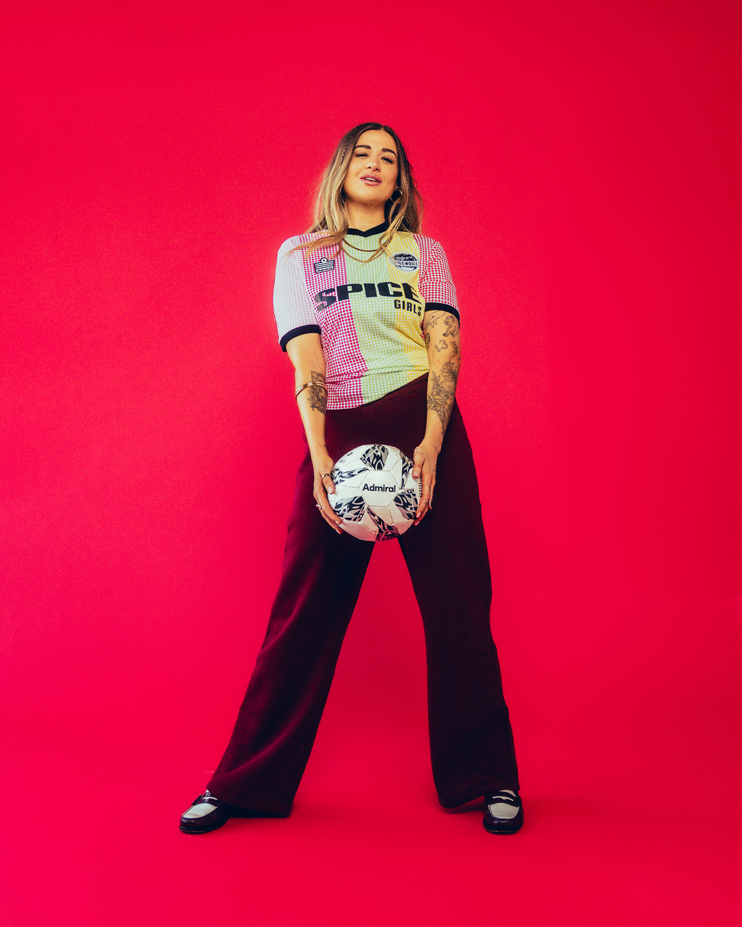 admiral y spice girls se adentran juntos en un verano lleno de futbol y festivales 25gramos 4
