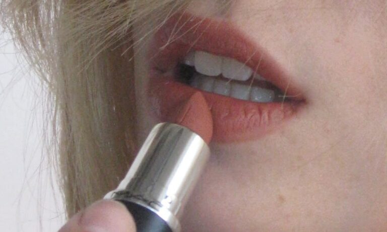 alex consani presenta su lip combo de la mano de mac cosmetics 25gramos 1 1
