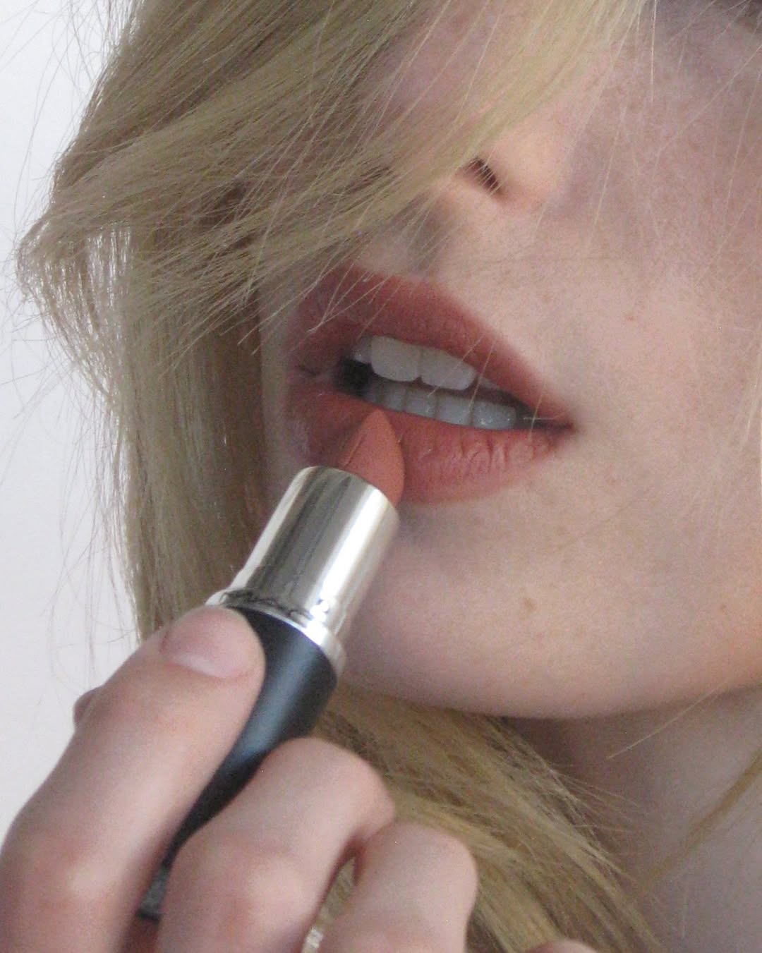 alex consani presenta su lip combo de la mano de mac cosmetics 25gramos 1