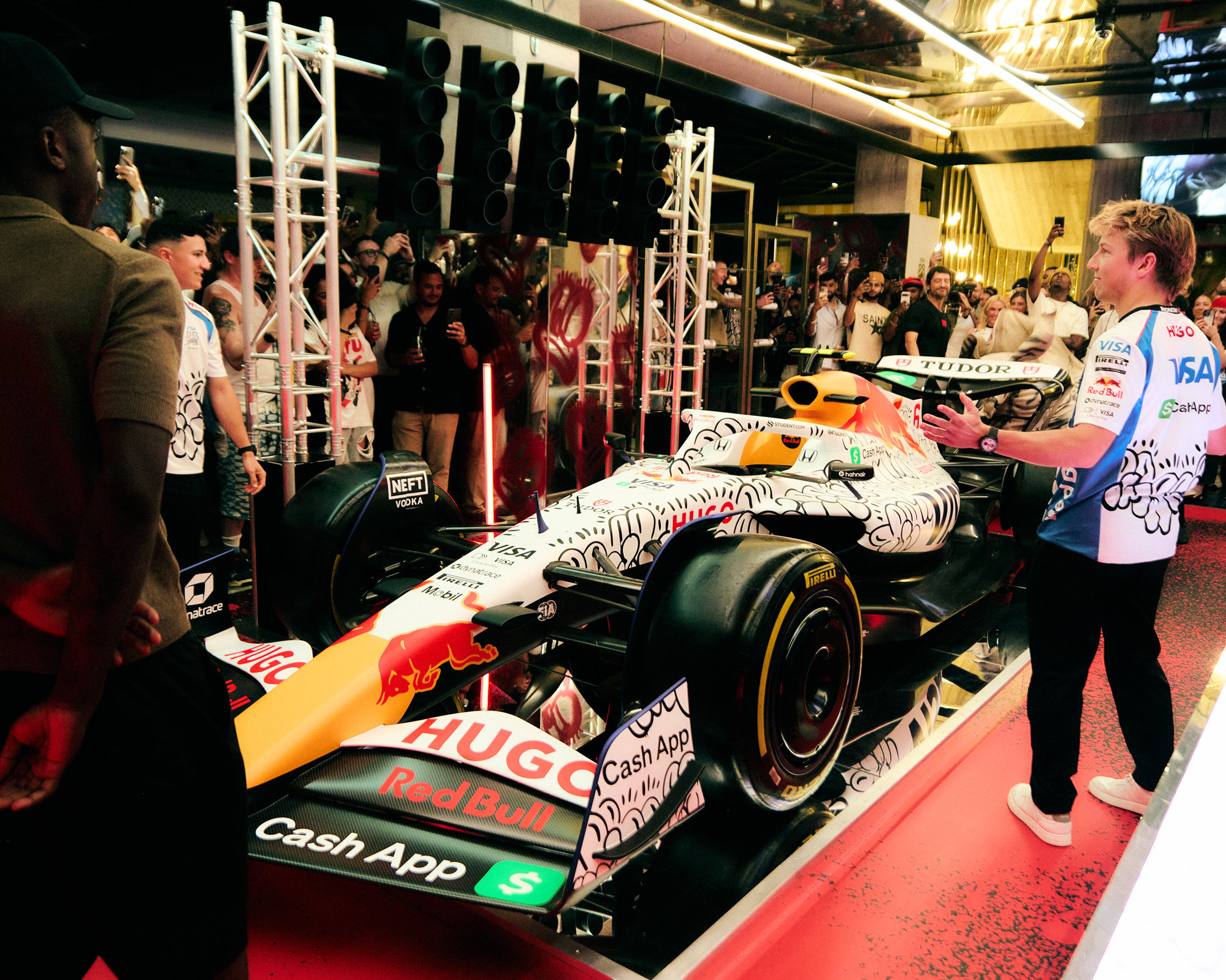 olaolu slawn lleva su universo grafico hasta un monoplaza de f1 de la mano de hugo 25gramos 2