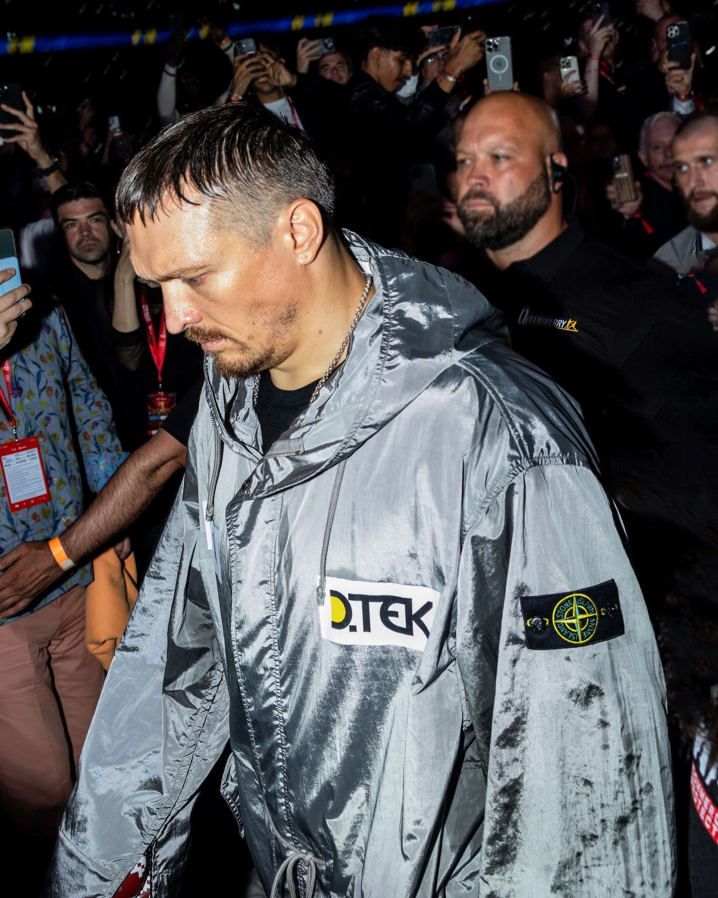 oleksandr usyk salto al ring con una pieza custom de stone island en su combate historico 25gramos 1
