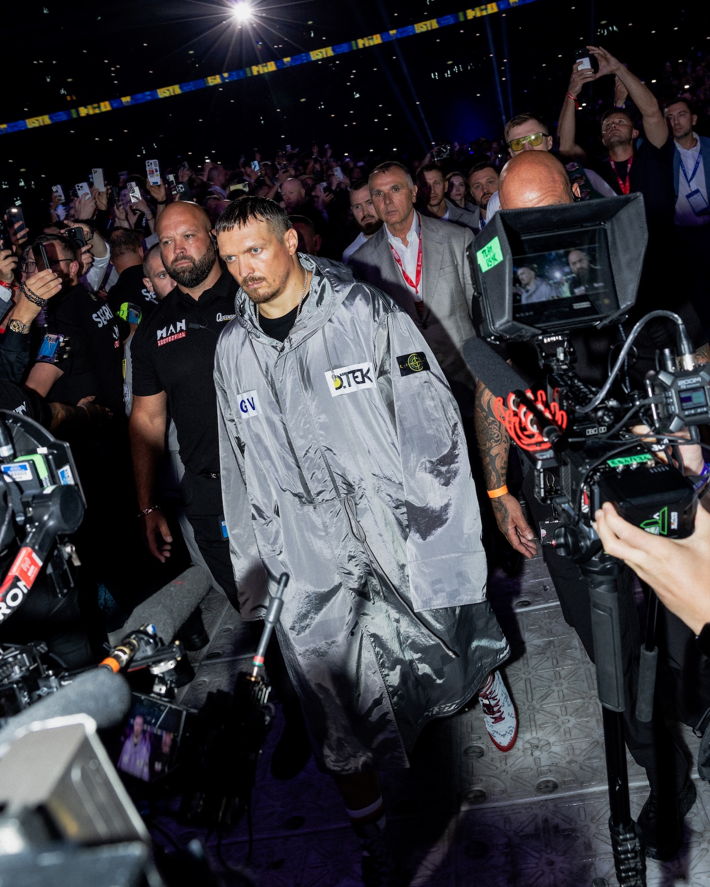 oleksandr usyk salto al ring con una pieza custom de stone island en su combate historico 25gramos 2