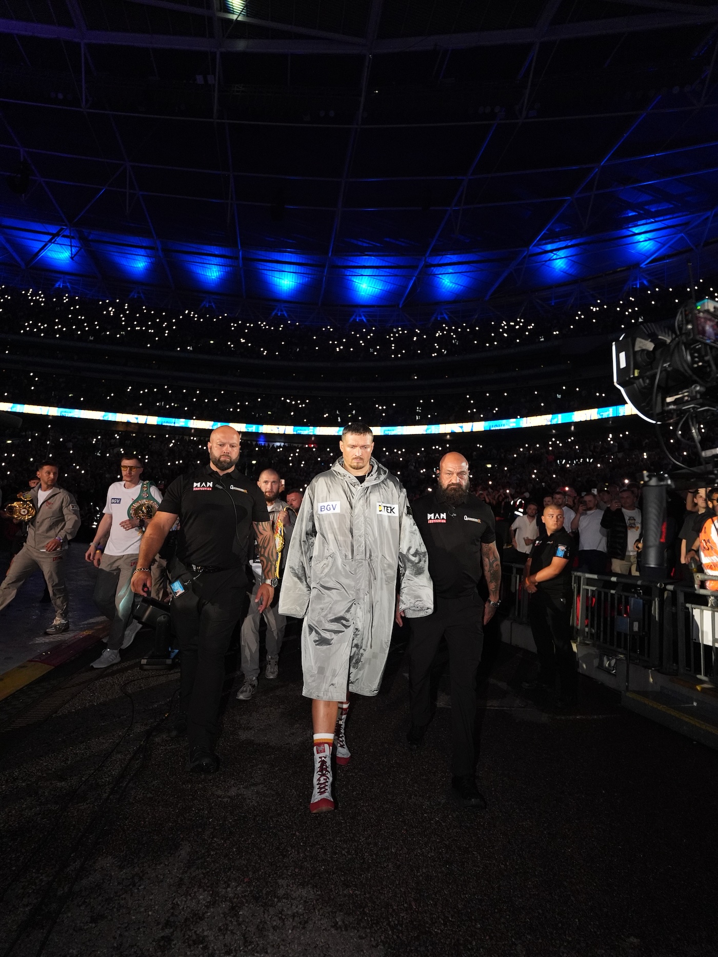 oleksandr usyk salto al ring con una pieza custom de stone island en su combate historico 25gramos 3