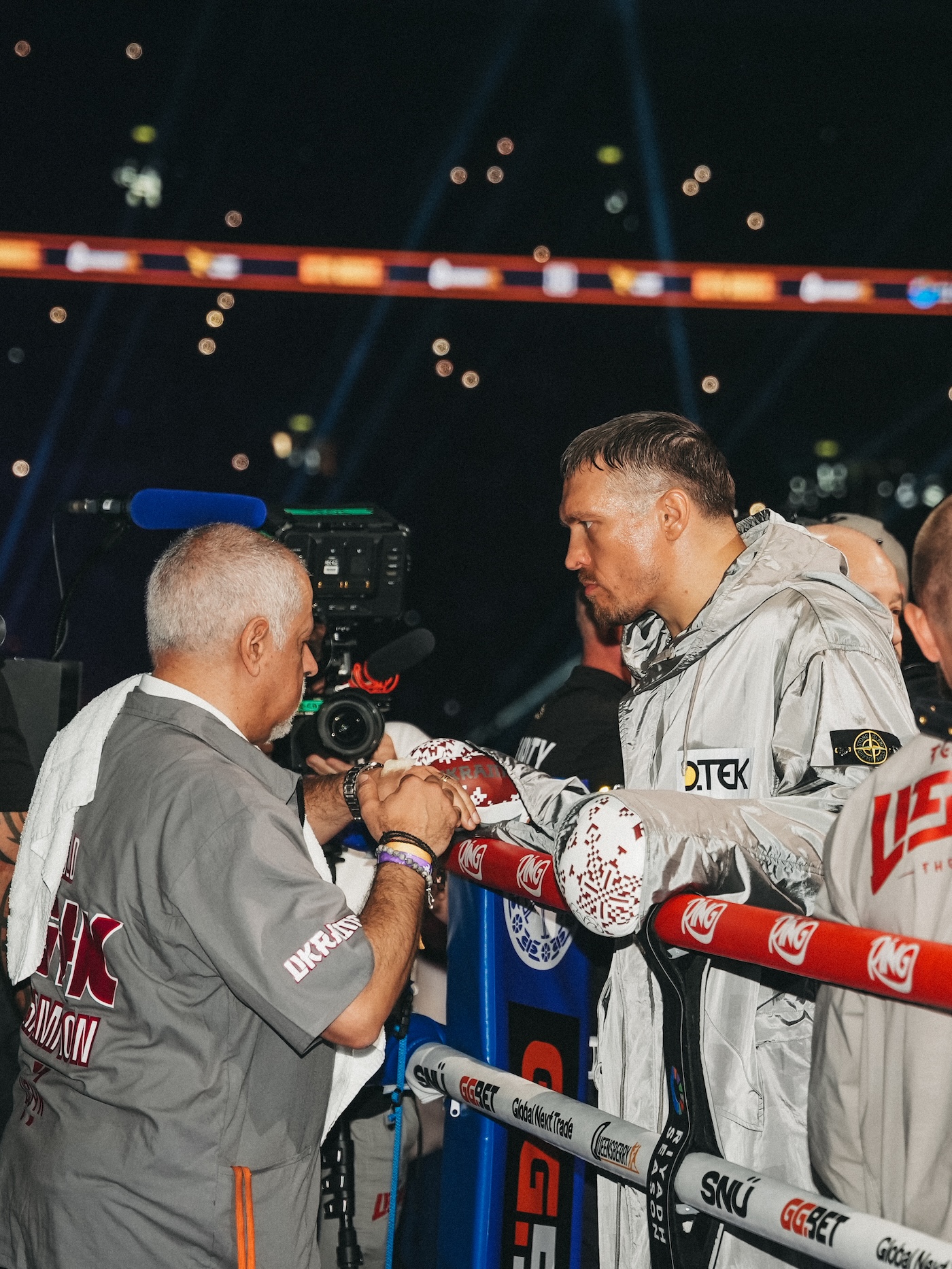 oleksandr usyk salto al ring con una pieza custom de stone island en su combate historico 25gramos 4