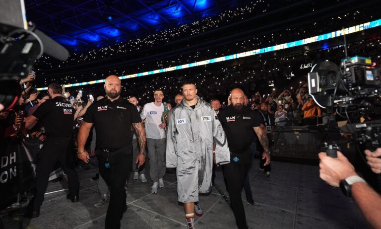 oleksandr usyk salto al ring con una pieza custom de stone island en su combate historico 25gramos 5