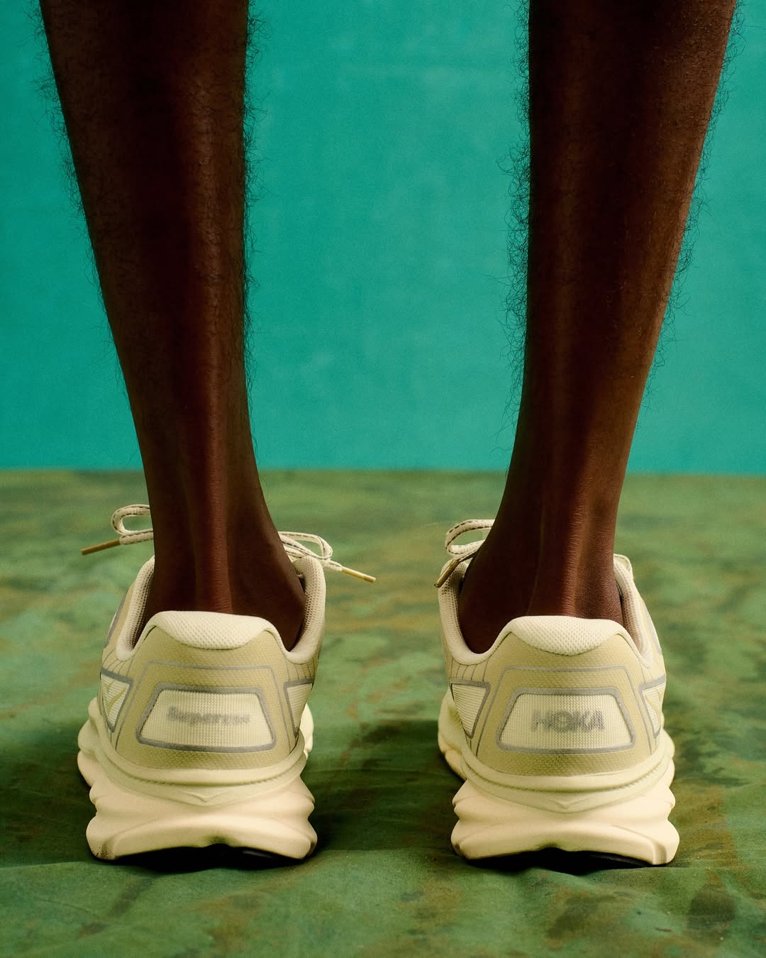 supervsn le da un giro futurista a las clifton one9 de hoka en su primera colaboracion 25gramos 8