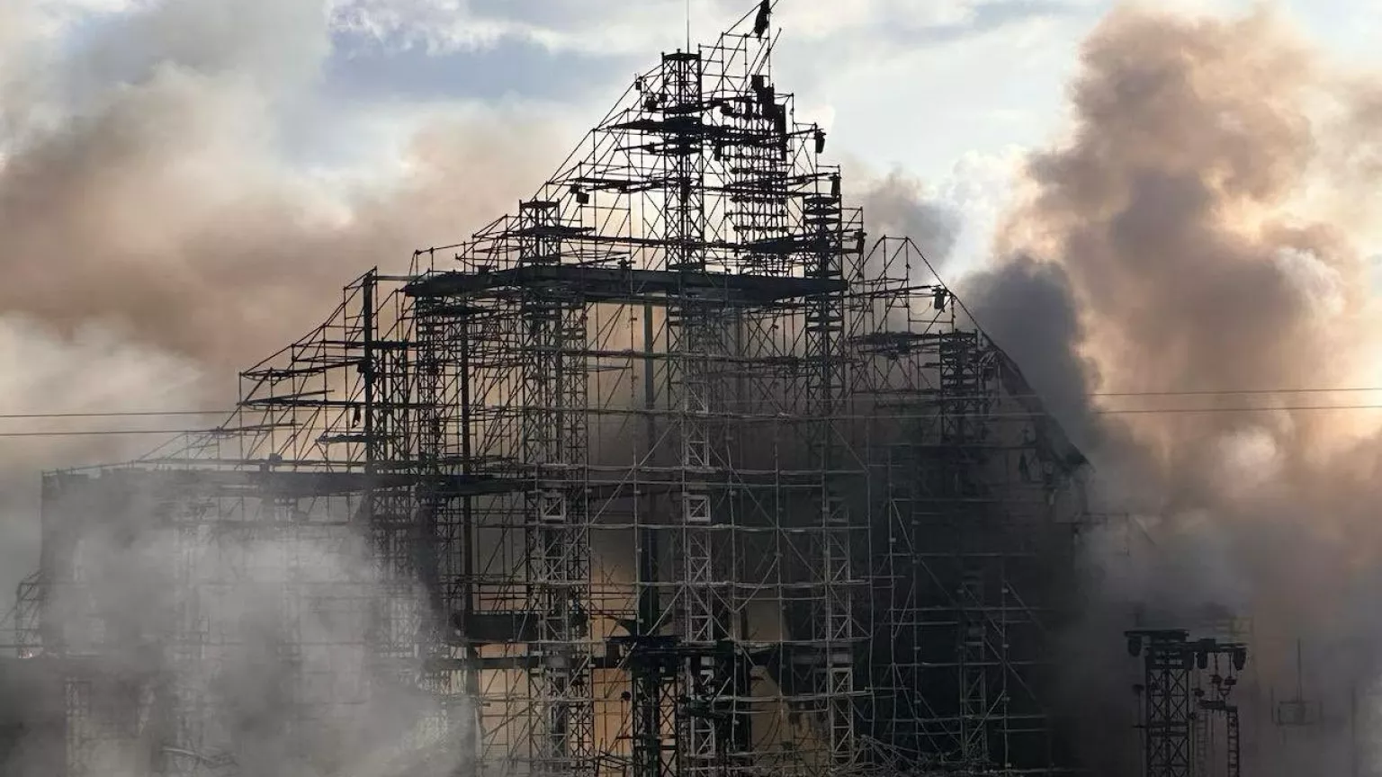 tomorrowland sufre un incendio dias antes de su apertura 25gramos 1