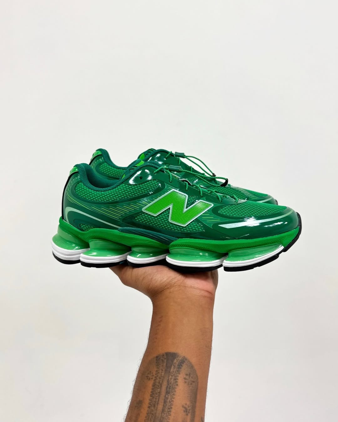 amine ofrece un primer vistazo a sus nuevas zapatillas junto a new balance 25gramos 1