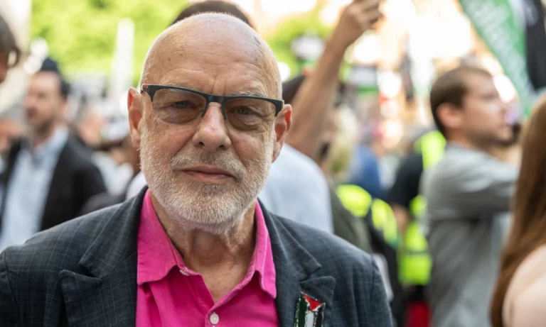 brian eno organiza un concierto benefico en apoyo a palestina 25gramos
