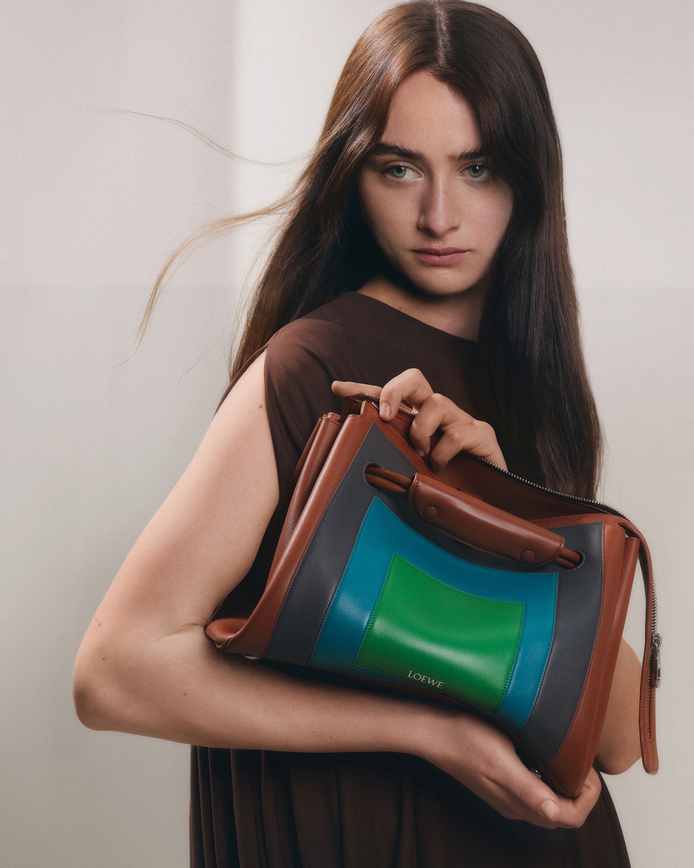 loewe busca dar con el punto de encuentro entre artesania y arte en su nueva coleccion 25gramos 1