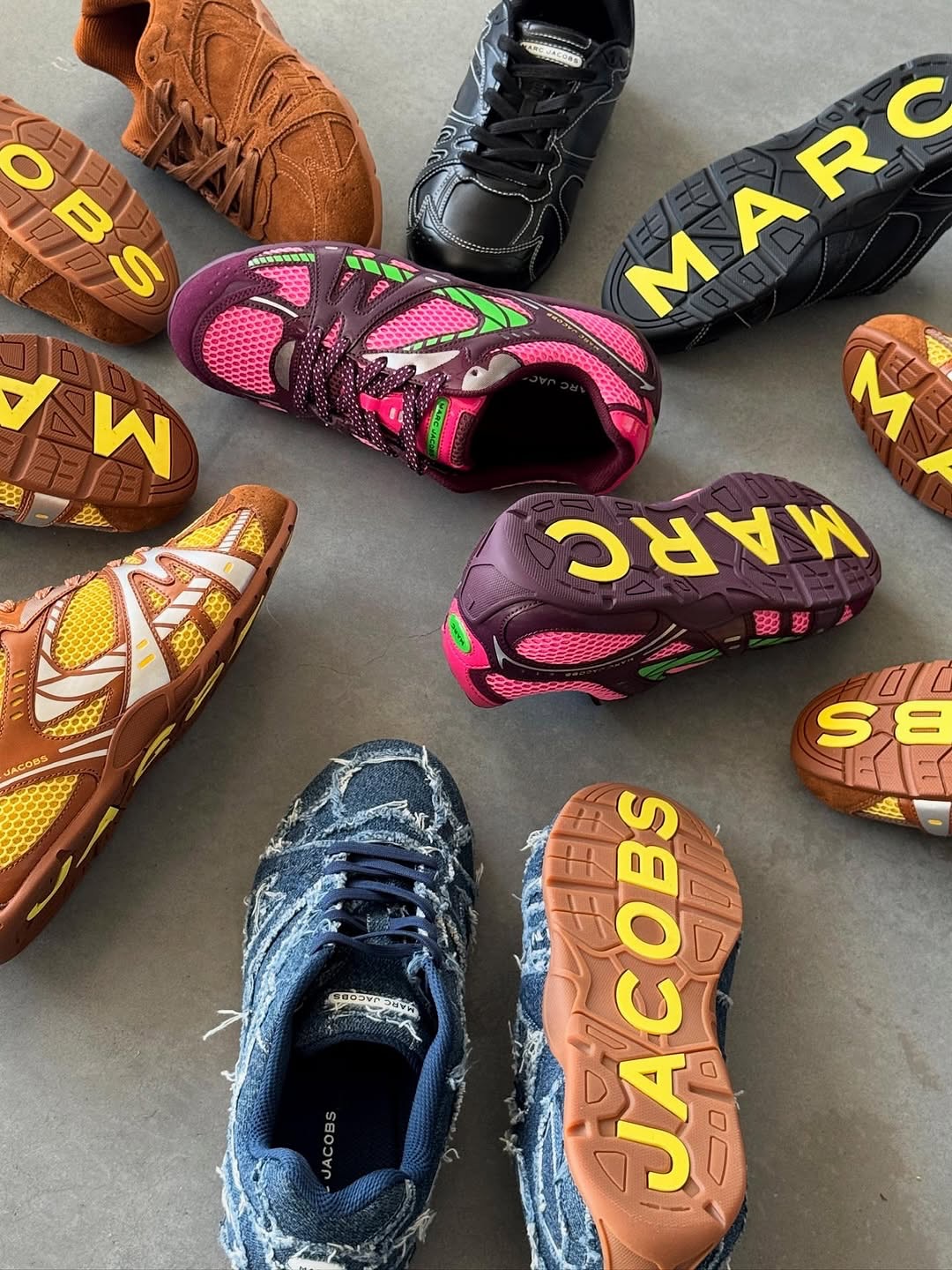 marc jacobs entra de lleno en el mundo de las zapatillas en su ultimo lanzamiento 25gramos 1