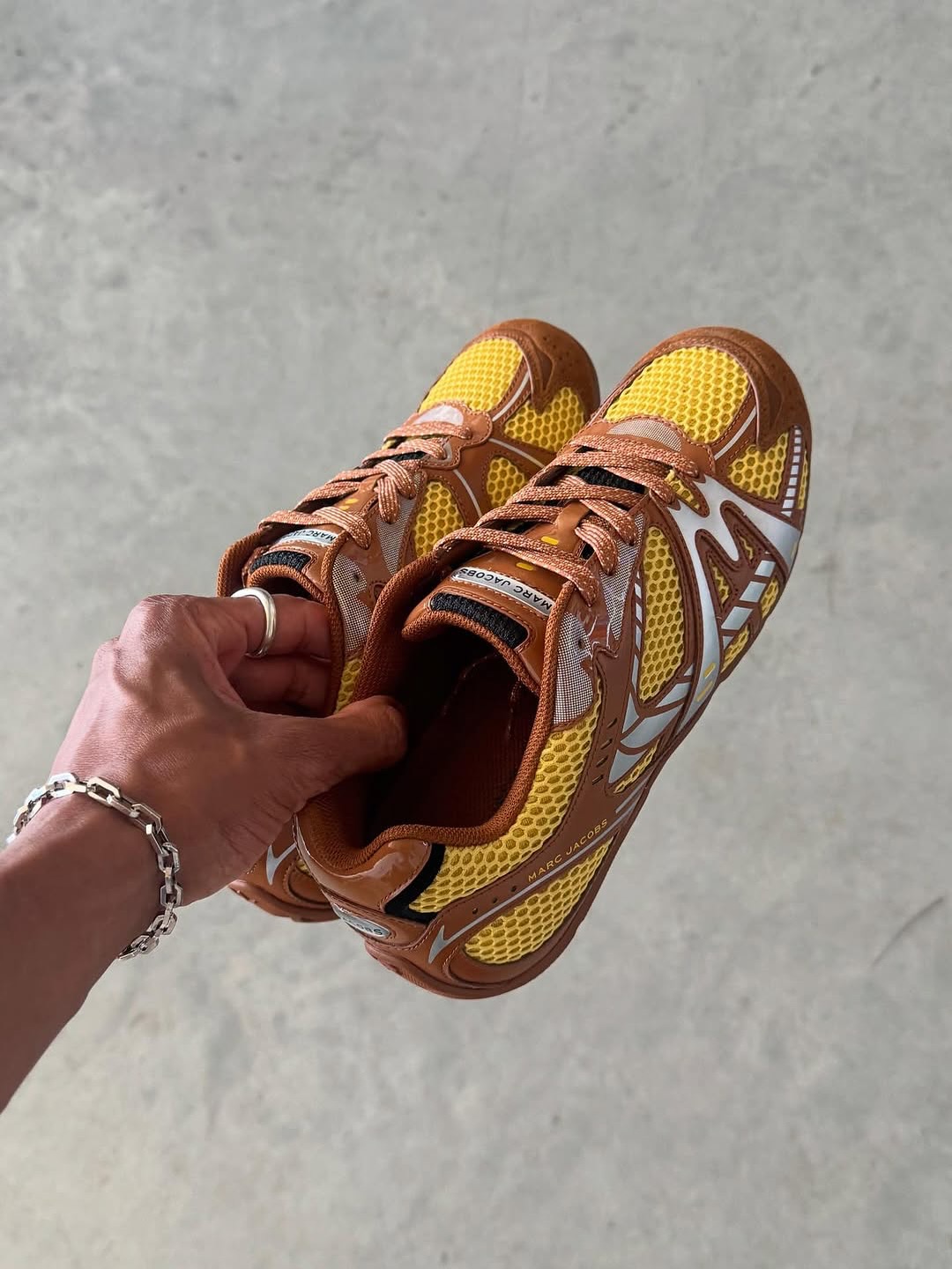 marc jacobs entra de lleno en el mundo de las zapatillas en su ultimo lanzamiento 25gramos 2