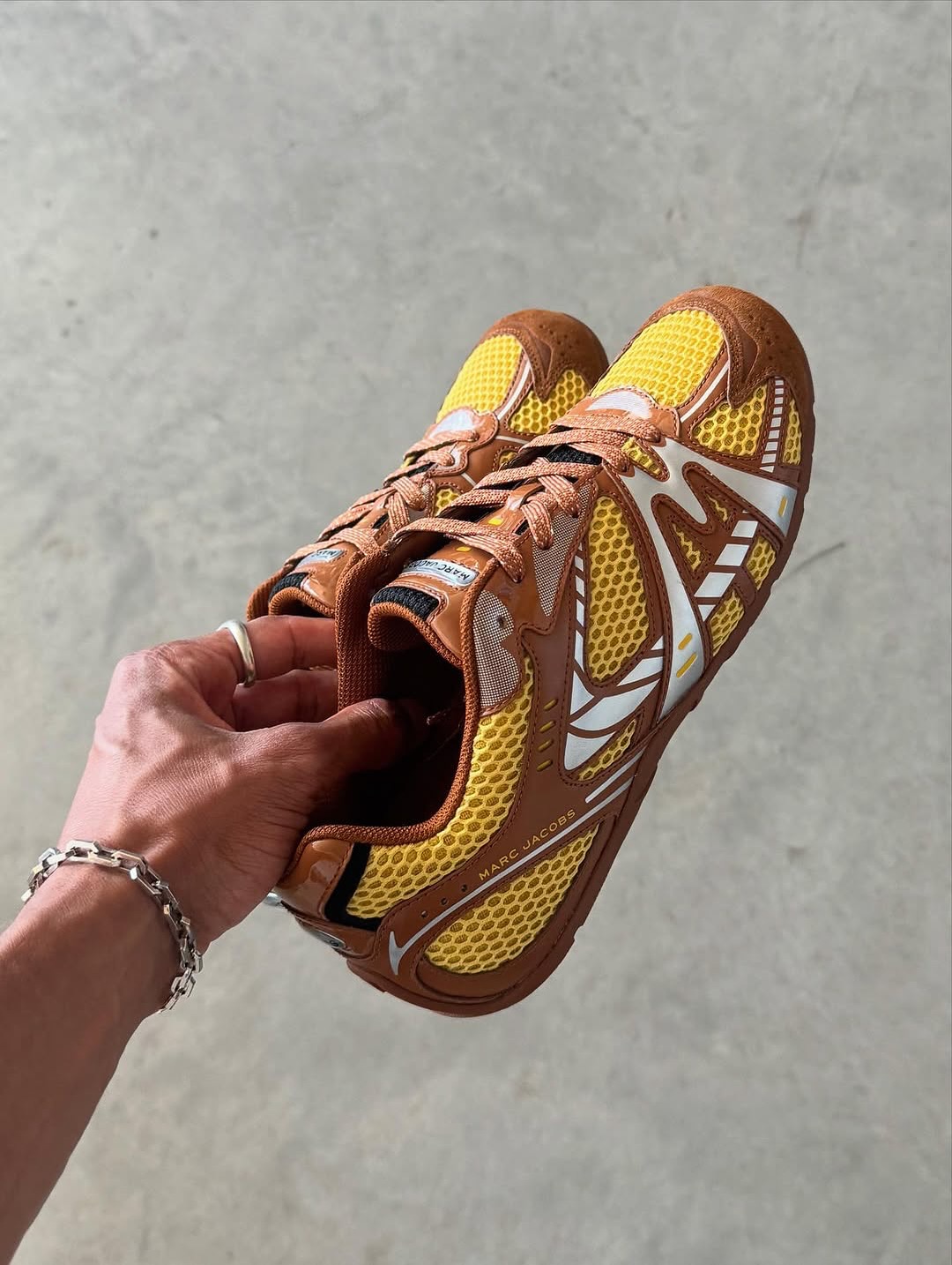 marc jacobs entra de lleno en el mundo de las zapatillas en su ultimo lanzamiento 25gramos 8