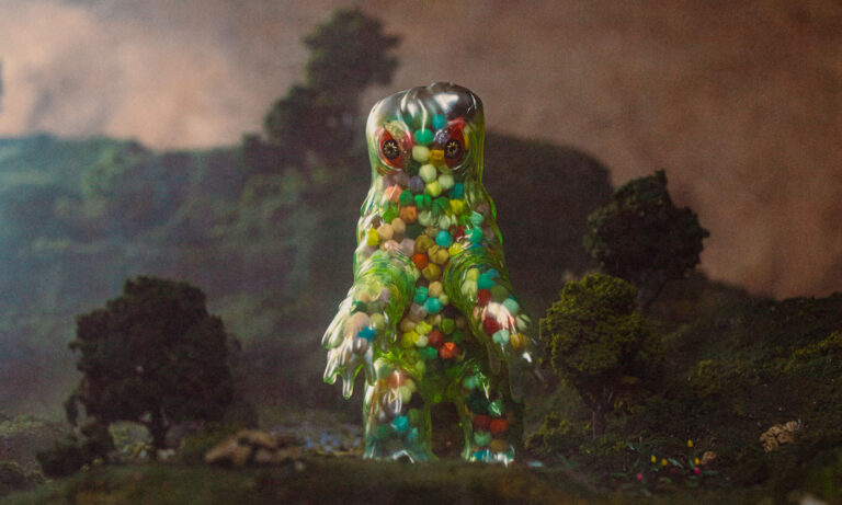 brain dead vuelve a sumergirse en la cultura pop y se inspira en uno de los enemigos de godzilla 25gramos 4