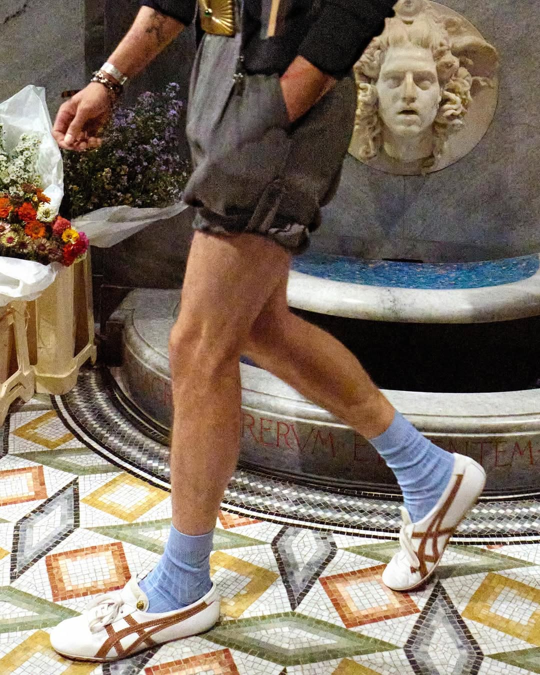 Dario Vitale arranca su etapa en Versace (colaboración con Onitsuka ...