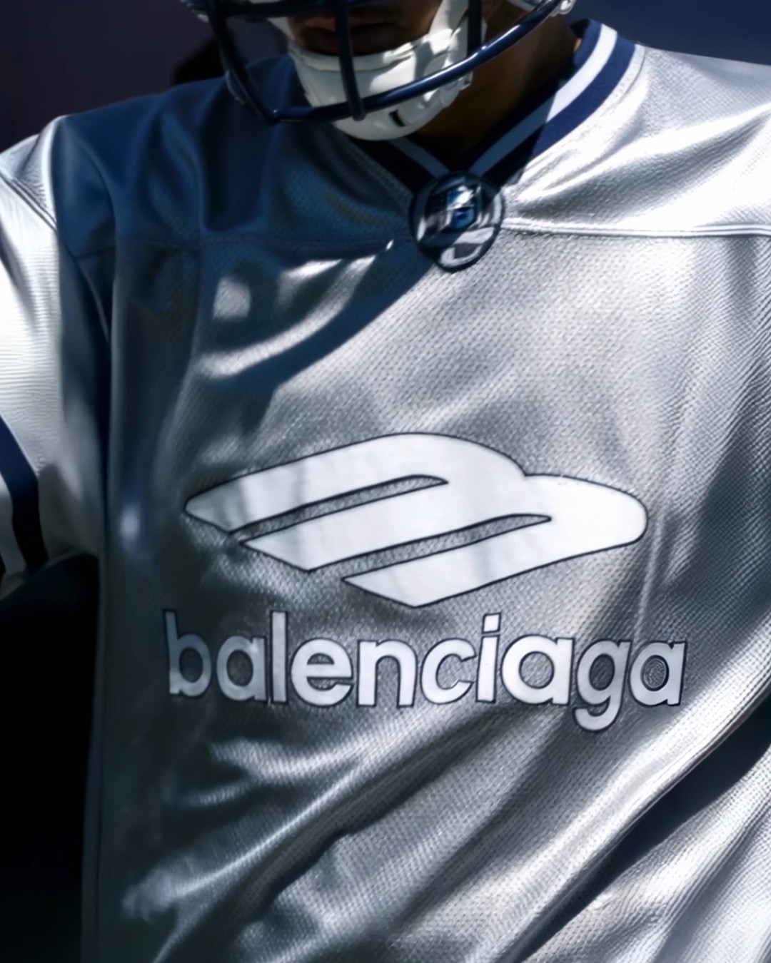 balenciaga eleva el imaginario del futbol americano 25gramos 3