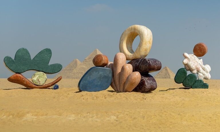 la nueva instalacion de studioproba aterriza en las piramides de giza 25gramos 2 1