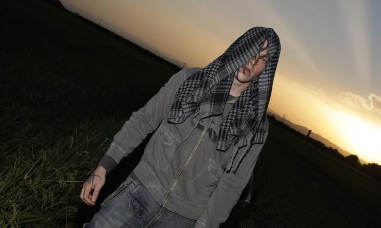 macias y el peso de una generacion en aun es pronto para ser feliz su album debut 25gramos