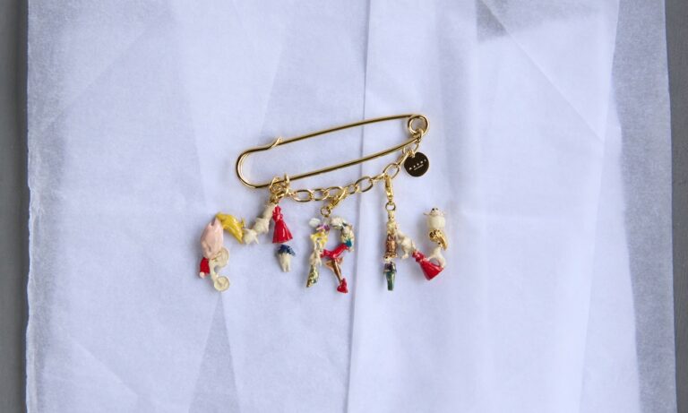 marni transforma el alfabeto en una coleccion de charms pintados a mano 25gramos 2