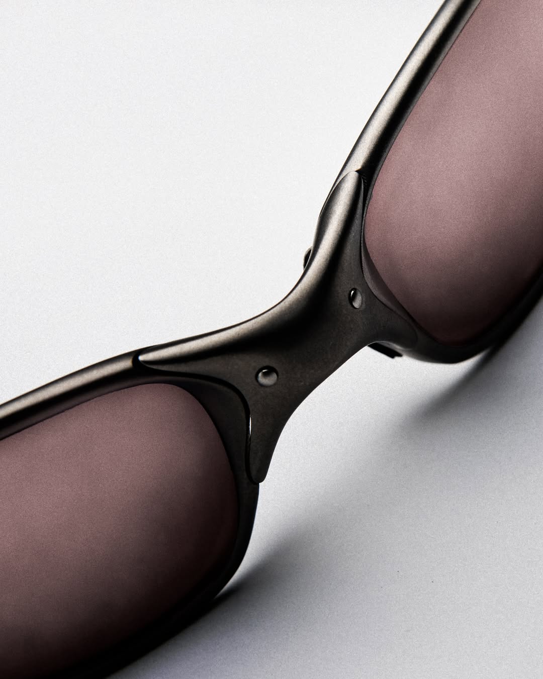 travis scott se estrena en su nuevo cargo en oakley con la vuelta de un clasico 25gramos 6