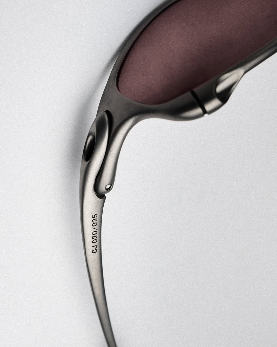 travis scott se estrena en su nuevo cargo en oakley con la vuelta de un clasico 25gramos 7