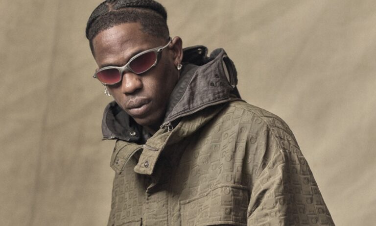 travis scott se estrena en su nuevo cargo en oakley con la vuelta de un clasico 25gramos