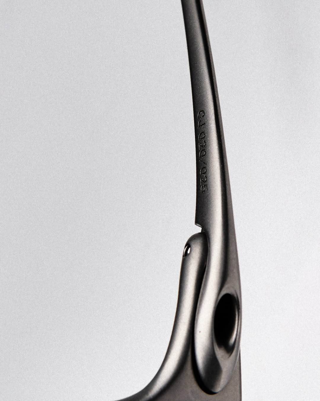 travis scott se estrena en su nuevo cargo en oakley con la vuelta de un clasico 25gramos 9