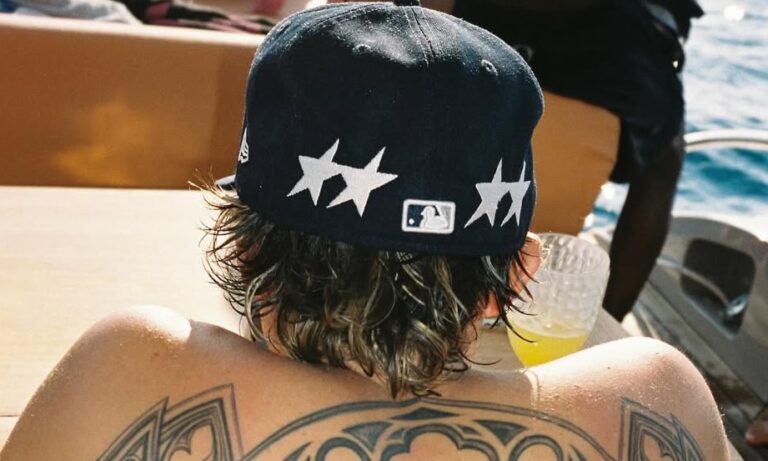 twojeys deja su sello sobre una de las gorras mas clasicas de new era 25gramos 6 1