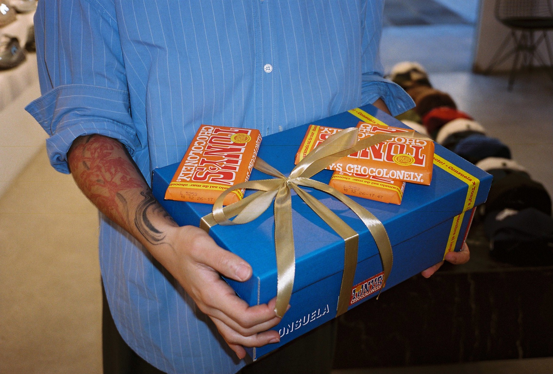 consuela store y tonys chocolonely repiensan el acto de regalar 25gramos 1