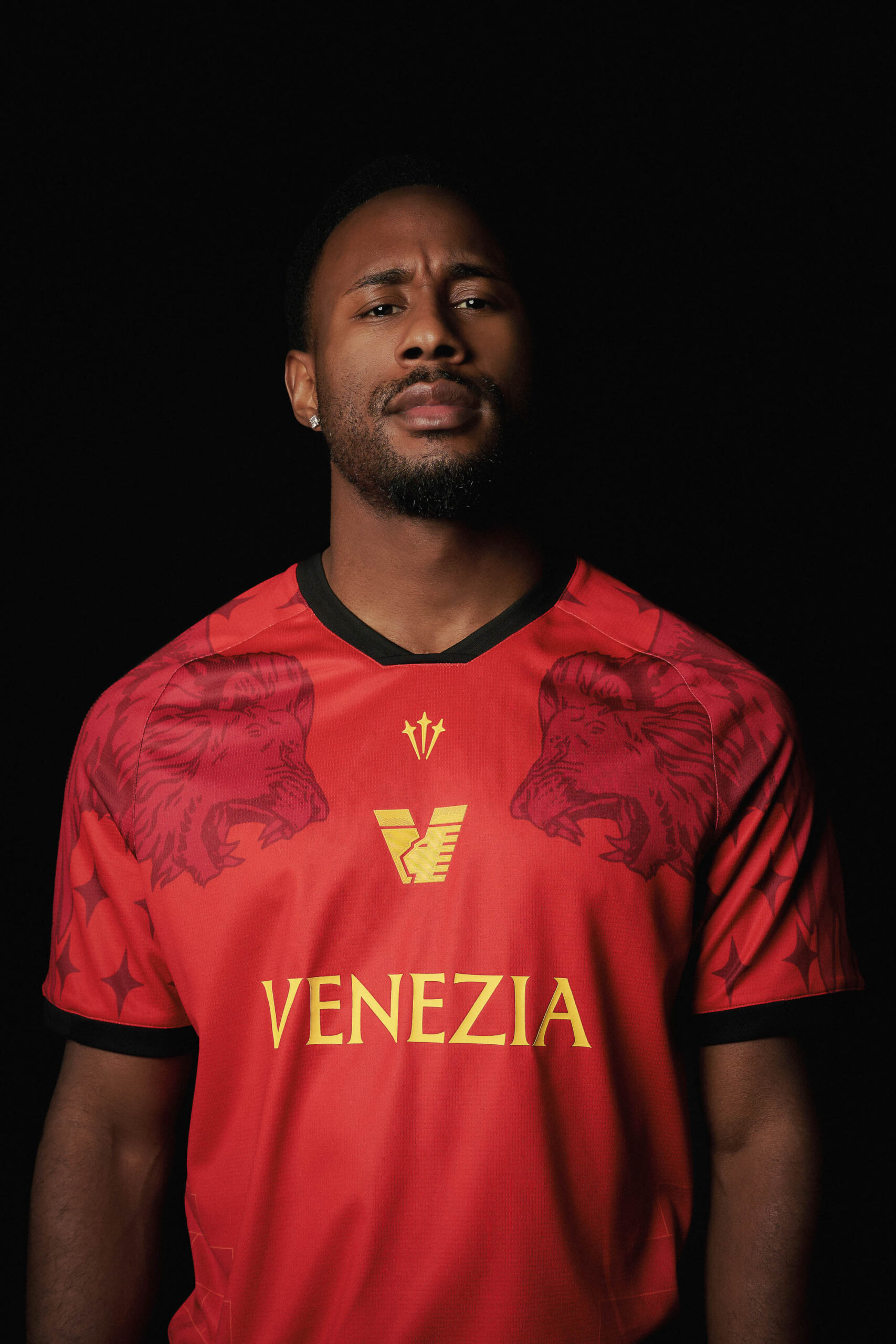 drake ramberg firma la cuarta equipacion del venezia fc para esta temporada 25gramos 5 scaled