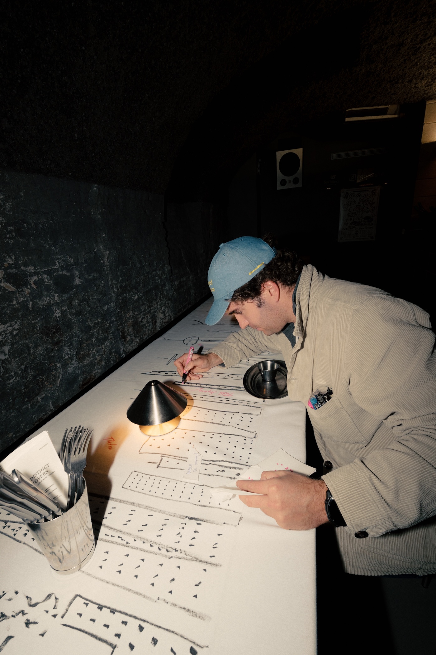 footdistrict y new balance nos reunen alrededor de la mesa para reinventar las 993 25gramos 1