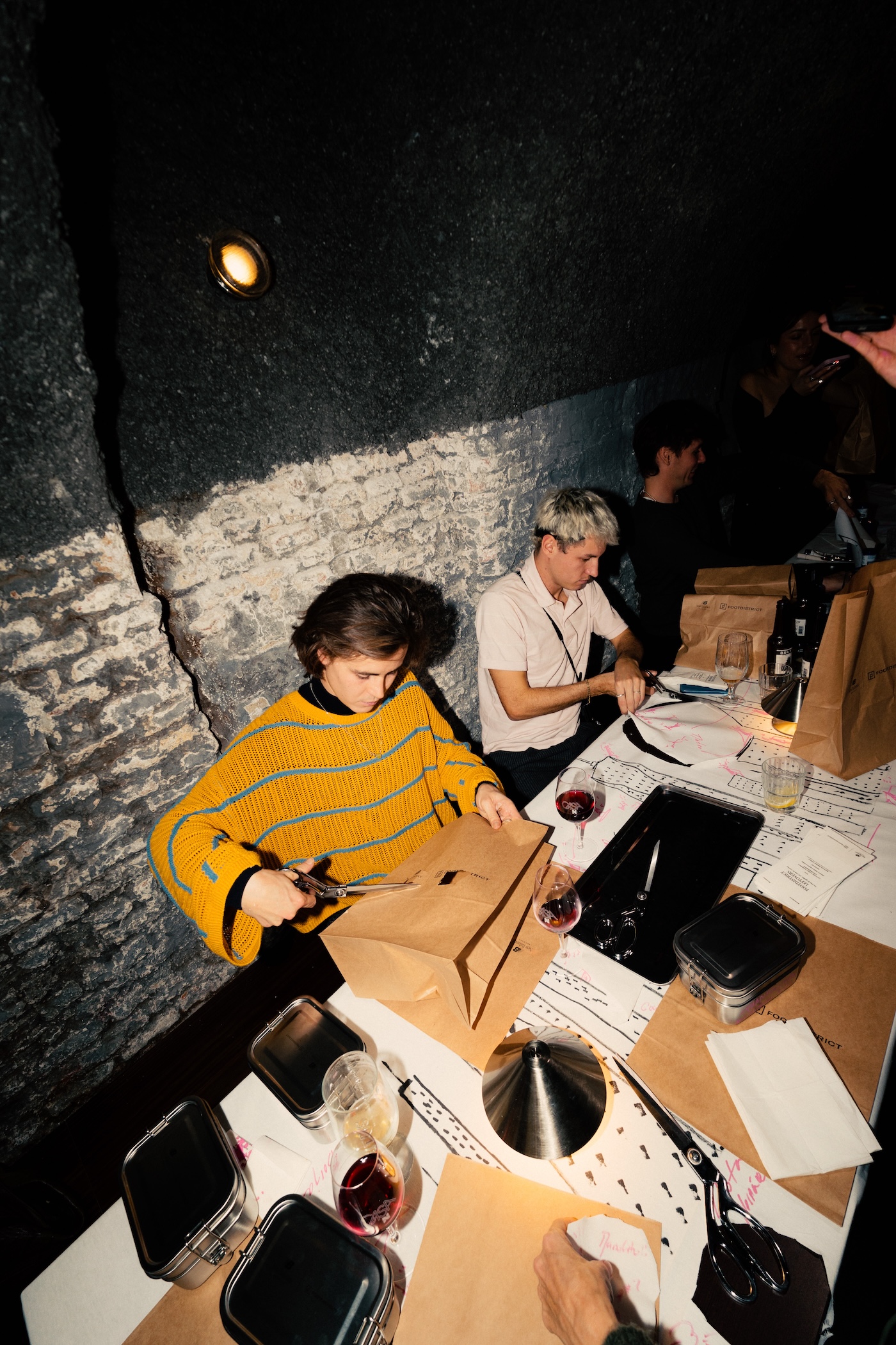 footdistrict y new balance nos reunen alrededor de la mesa para reinventar las 993 25gramos 11