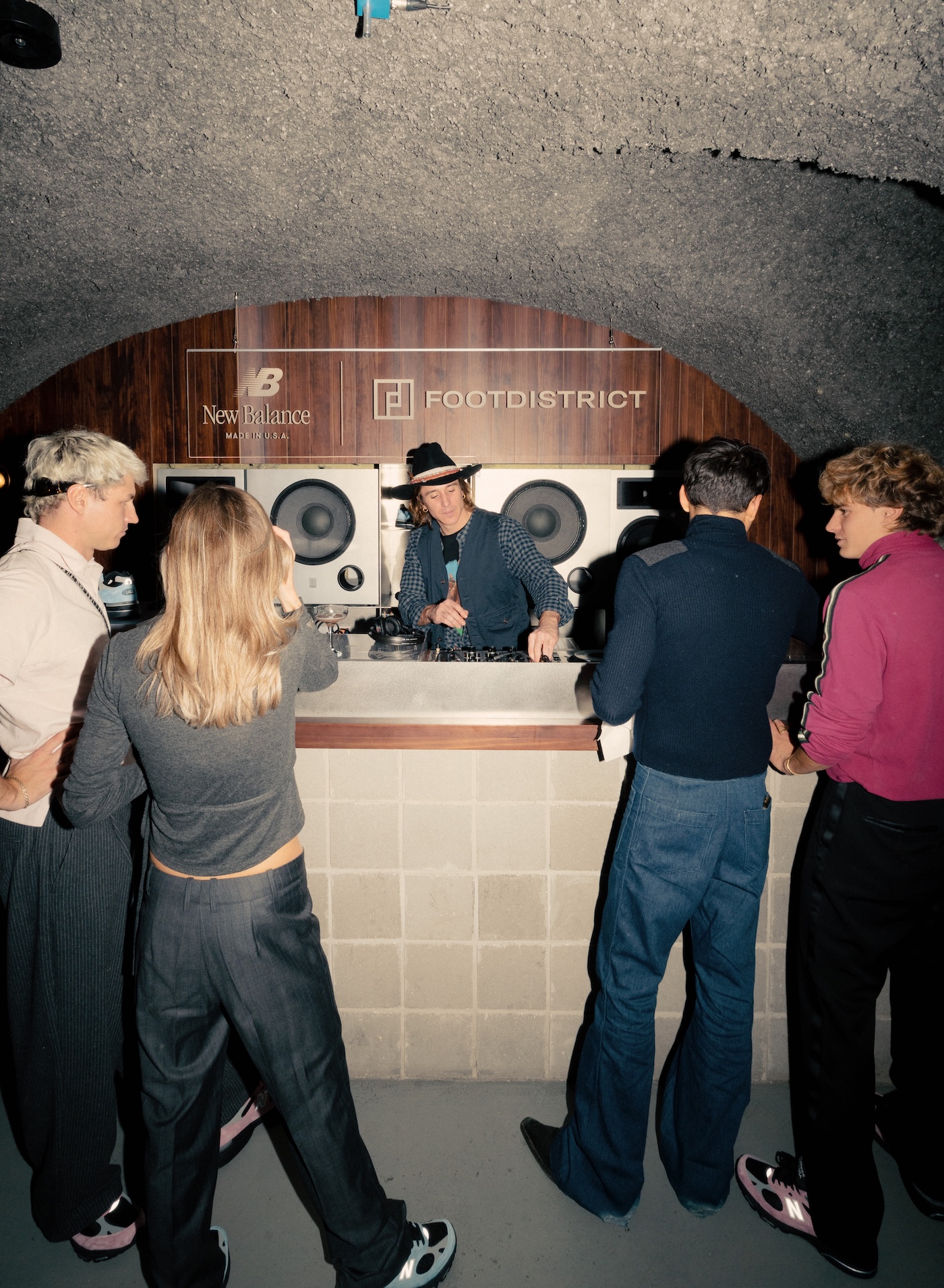 footdistrict y new balance nos reunen alrededor de la mesa para reinventar las 993 25gramos 14